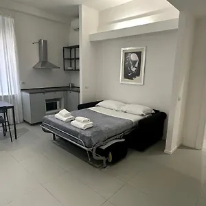  Apartment Art Atelier